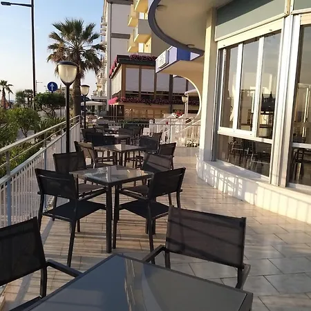 Ideal מלון